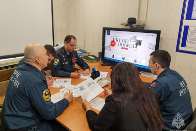 Сотрудники МЧС проверили знания о Великой Отечественной войне / ЯСИА   