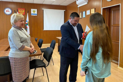 В Олекминском районе детям-сиротам вручили ключи от квартир / ЯСИА   