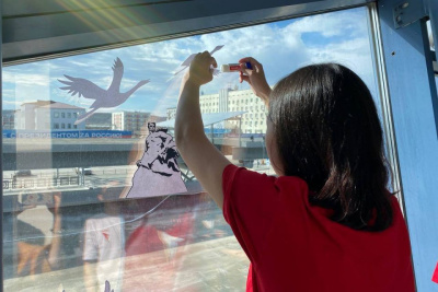 В Якутске школьники ко Дню Победы украсили окна аэропорта, Почты России и торгового центра / Карина Оконешникова Якутск Якутск Республика Саха (Якутия)