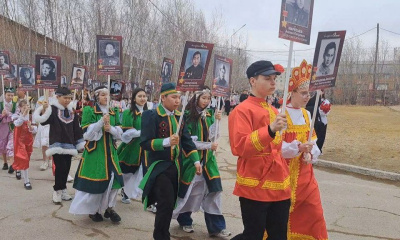 В Якутске ученики школы № 13 прошли в строю «Бессмертного полка» в национальных костюмах / Анна Лебединская Якутск Якутск Республика Саха (Якутия)