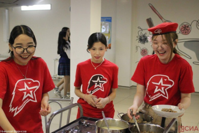 Школьники Якутска продегустировали солдатскую кашу / ЯСИА Якутск Якутск Республика Саха (Якутия)