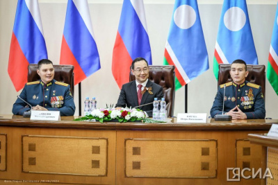 Глава Якутии вручил сертификаты на 1,5 млн рублей Героям России Николаю Соболеву и Игорю Юргину / Майя Гоголева   