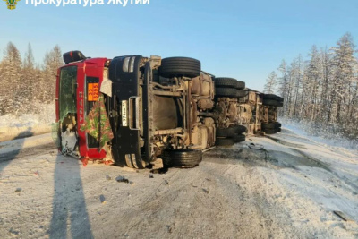 На трассе «Колыма» в Томпонском районе перевернулась цистерна с нефтепродуктами / ЯСИА   