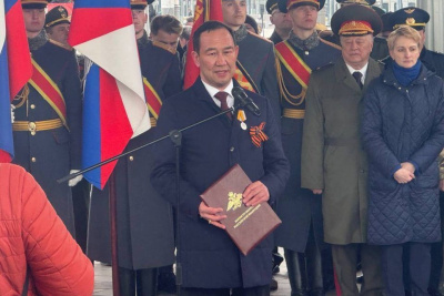 Главе Якутии Айсену Николаеву вручили медаль Минобороны РФ «За помощь и милосердие» / ЯСИА   