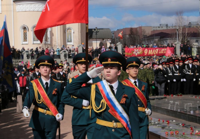Только грозная доблесть их поселилась в сердцах живых /    