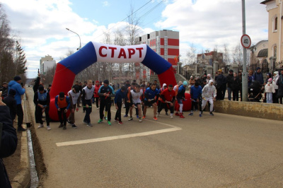 В День Победы Александр Басыров принял участие в эстафетном беге /    