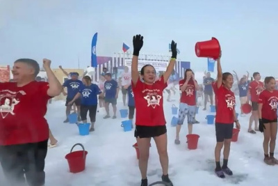 Массовое обливание холодной водой прошло в Якутске /    