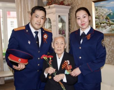 Сотрудники следственного управления навестили ветеранов /    