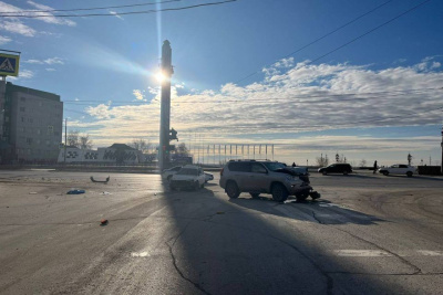 В Якутске пьяный водитель Land Cruiser пытался скрыться от патруля ДПС и въехал в автомобиль / Саина Титова Якутск Якутск Республика Саха (Якутия)