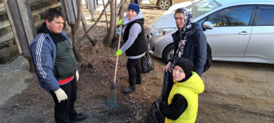 Жители двух домов провели субботники /    