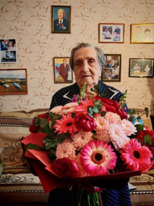 С Днем Победы поздравили Нину Ильиничну Провоторову /    