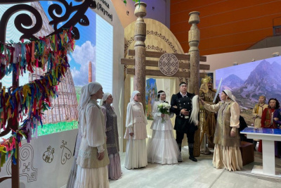 Молодожёны из Якутии заключили брак на всероссийском свадебном фестивале в Москве / ЯСИА Москва Город Москва Москва