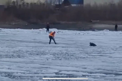 Видеофакт: в поселке Зырянка спасли провалившегося под лед человека / Карина Оконешникова   