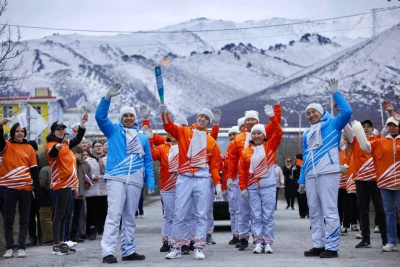 Эстафета огня VIII игр «Дети Азии» прошла в Оймяконском районе / ЯСИА   