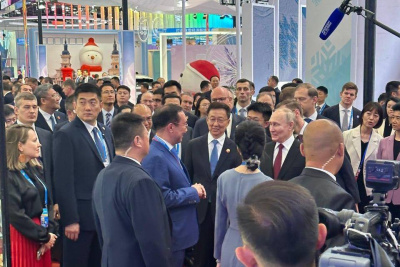 Владимир Путин и зампред КНР посетили выставочный стенд Якутии на Российско-Китайском ЭКСПО / ЯСИА   