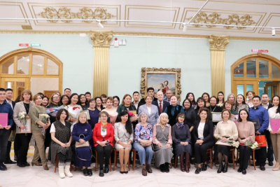 Музейным работникам вручили премии главы Якутии / Карина Оконешникова   