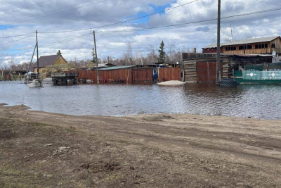 Волонтеры собрали более 2 тонн гуманитарной помощи жителям Намского района / Айаал Аргунов   