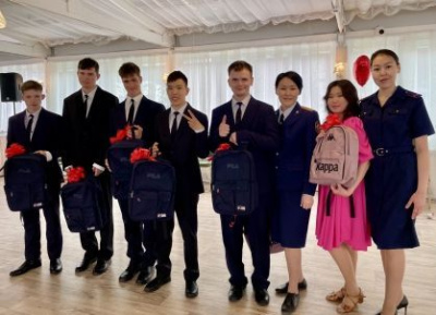 Сотрудники следственного управления поздравили воспитанников подшефной школы-интерната с окончанием учебного года   /    