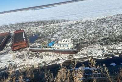 Глава Якутии поручил провести проверку по факту затонувших судов в Жиганском районе / ЯСИА   
