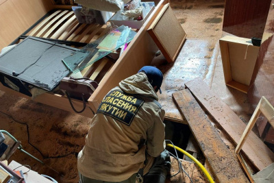 Спасатели в Намском районе помогают местным жителям сушить дома / ЯСИА   