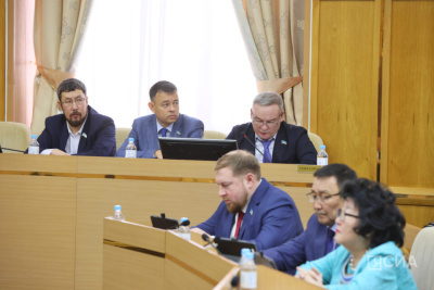 Ил Тумэн принял поправки в закон об основных направлениях профилактики наркомании и токсикомании / Дьулустаан Сергеев   