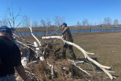 В селе Партизан Намского района проводят субботники по расчистке территорий от последствий паводка / Карина Оконешникова  Намский Республика Саха (Якутия)