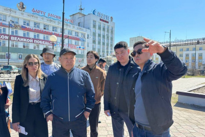 Дмитрий Садовников поручил заменить плитку на площади Орджоникидзе в Якутске / ЯСИА Якутск Якутск Республика Саха (Якутия)