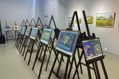 В историческом парке Якутска открылась выставка молодых художников «ART-семья» / Айаал Аргунов Якутск Якутск Республика Саха (Якутия)