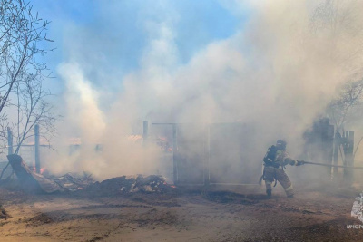 В Жатае из-за возгорания сухой травы повреждены два частных дома и семь строений / Дьулустаан Сергеев   