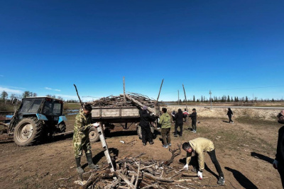 11 прицепов мусора вывезли транспортники и дорожники из села Бетюн Намского района / ЯСИА   