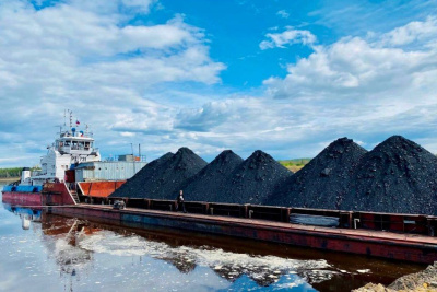 В Амгинский район по реке доставили первую партию угля / ЯСИА  Амгинский Республика Саха (Якутия)