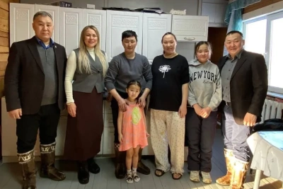 Пожарный извещатель установили в доме многодетной семьи в Жилинде Оленекского района / ЯСИА   