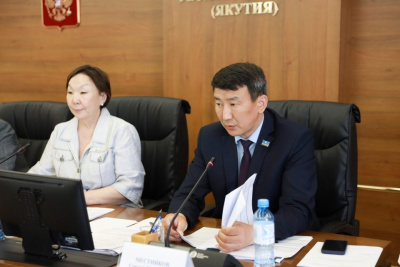 Реализацию регионального закона о языках обсудили в парламенте Якутии / ЯСИА   