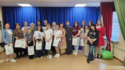 В Мирном отметили День славянской письменности и культуры: запускали голубей, учились каллиграфии, плели косы /    