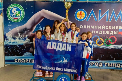 Родители юных пловцов поблагодарили АК «ЖДЯ»  за помощь в приобретении спортивной формы / ЯСИА   