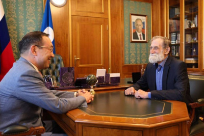 Глава Якутии поблагодарил за работу ветерана городского хозяйства Петра Сергеева / ЯСИА   