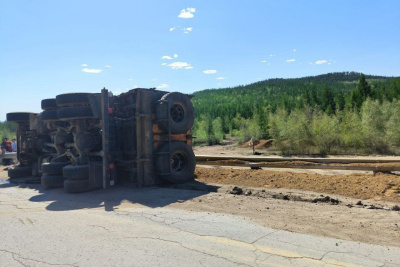 В ДТП на Намском тракте погиб водитель большегруза / ЯСИА   
