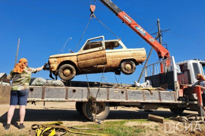 Двое жителей микрорайона Марха своими силами очищают берег местной речки / Анна Лебединская   