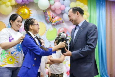 Глава Якутии поздравил с 1 июня детей в поселке Черский / ЯСИА   