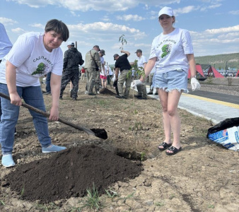 В Томмоте железнодорожники приняли участие в акции «Сад памяти» / ЯСИА   