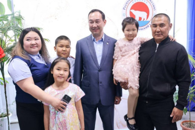 В Черском глава Якутии побывал в гостях у многодетной семьи Кемлиль / ЯСИА   