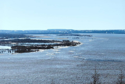 Семь человек, в том числе двое детей, застряли на крыше охотничьего домика в Анабарском районе / ЯСИА   