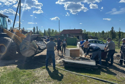 Сотрудники Госстройжилнадзора Якутии помогли пострадавшим от паводка жителям села Маймага / ЯСИА   