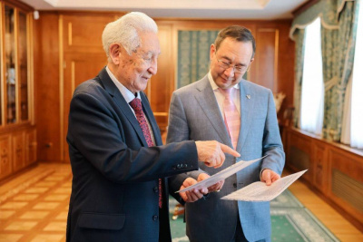 Глава Якутии встретился с почетным гражданином республики Климентом Ивановым / ЯСИА   
