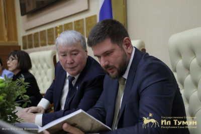 Якутия в мировых музеях и голос древности: в Ил Тумэне презентованы знаковые книги / ЯСИА   