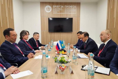 Айсен Николаев провел встречу с послом Казахстана в РФ Дауреном Абаевым / ЯСИА   