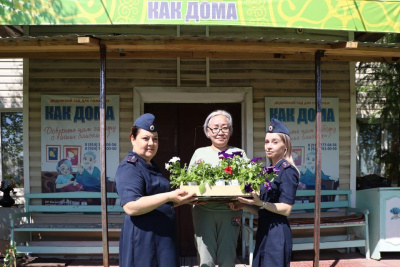 Женсовет следственного изолятора передал рассаду цветов в социальное учреждение Якутска / ЯСИА Якутск Якутск Республика Саха (Якутия)