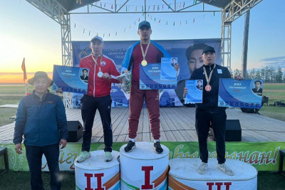 Нюрбинец Николай Обоев стал победителем турнира по многоборью Ысыаха Николая Тарского / Дьулустаан Сергеев   