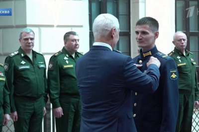 Министр обороны вручил якутянину «Золотую Звезду» Героя Российской Федерации / ЯСИА   