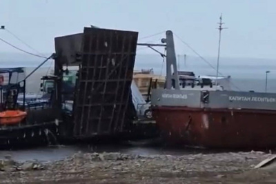 Из-за ветра два парома столкнулись на реке Лене в Нижнем Бестяхе / Саина Титова   